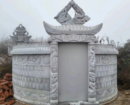 八尺八金包银七块石头