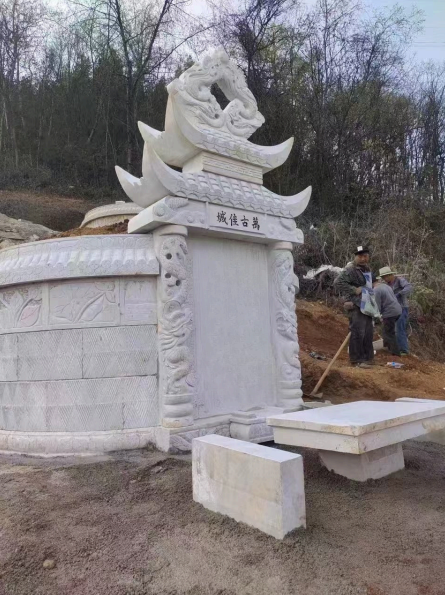八尺八金包银七块石头