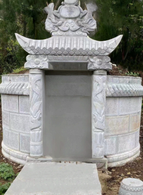 八尺八金包银七块石头